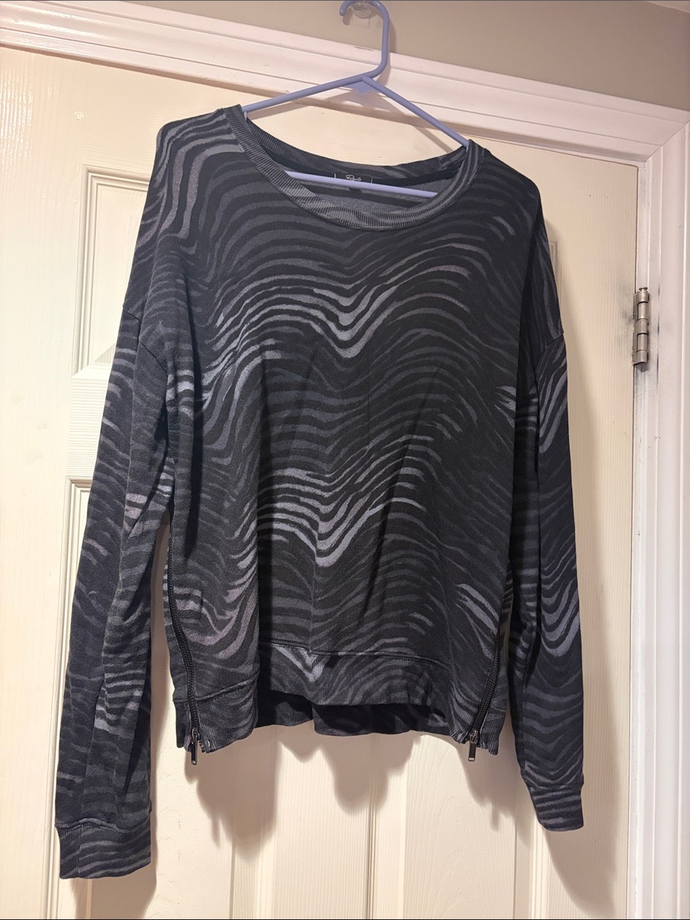 Marlo Sweatshirt in Charcoal Watercolor Stripes L *Call Out